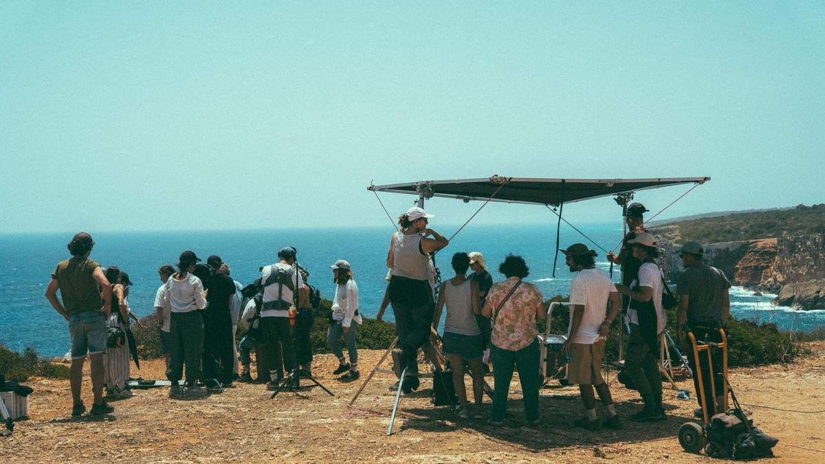 Rodaje en exteriores, en un acantilado de la costa mallorquina, durante la producción de la pieza audiovisual.