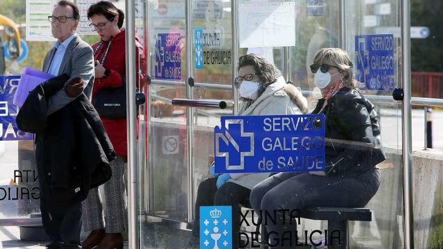 Parada de autobús del Hospital Álvaro Cunqueiro. // Marta G. Brea