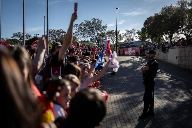 En imágenes | Así ha sido la llegada de las jugadoras del Casademont y el ambiente antes del partido