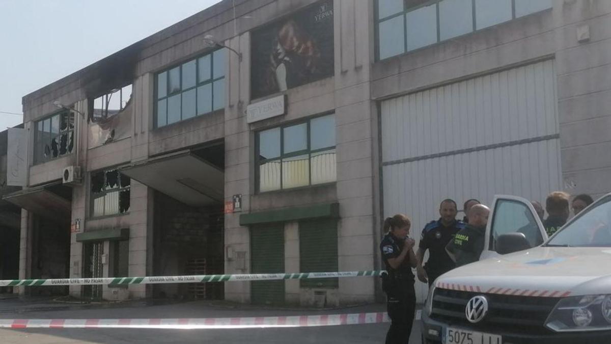 Agentes de la Guardia Civil, ayer en el exterior de la empresa. | // L.O.