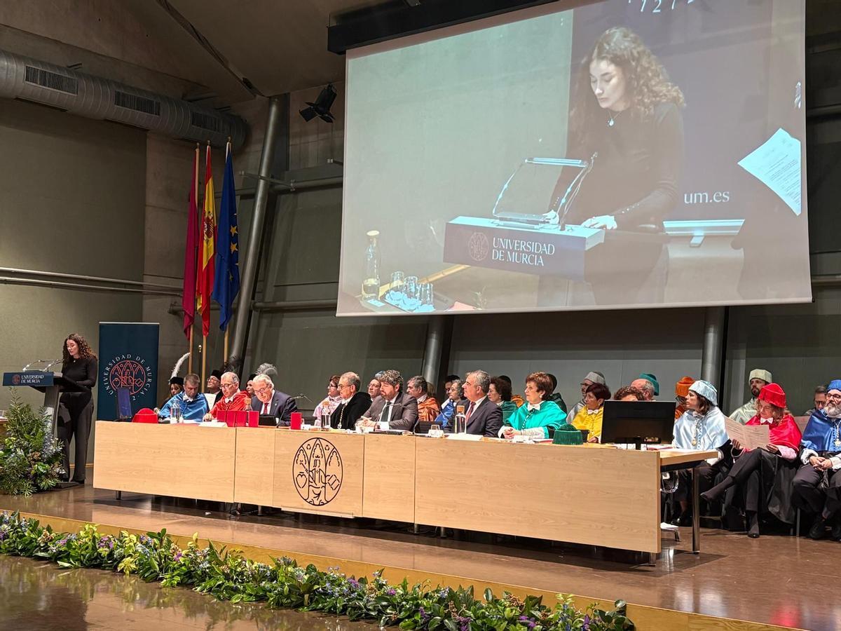 La hija de Francisco Marsilla recoge el premio Rector Loustau a título póstumo.