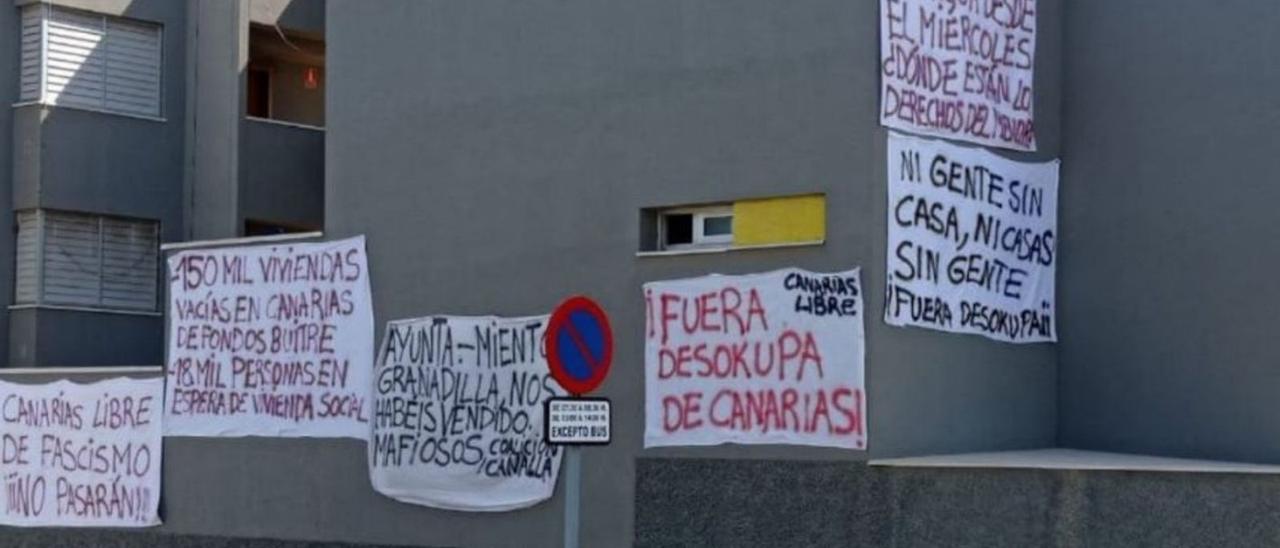 Pancartas en una de las fachadas del edificio Tabaiba, de San Isidro.