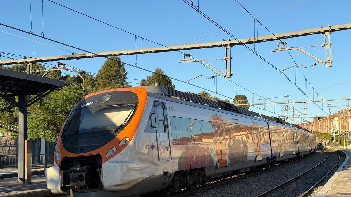 Un tren de l'R4 al seu pas per Sant Sadurní d'Anoia