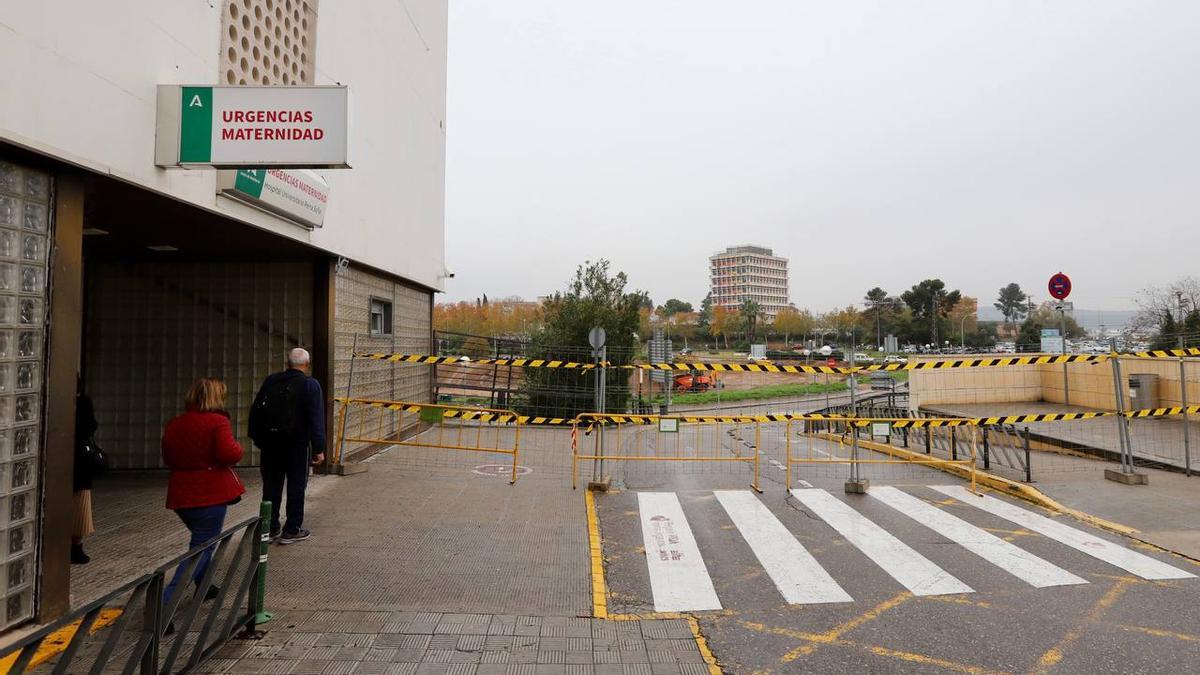 El acceso a la calle cubierta del hospital Reina Sofía ha quedado modificado desde este lunes por las obras de las nuevas consultas materno infantiles.