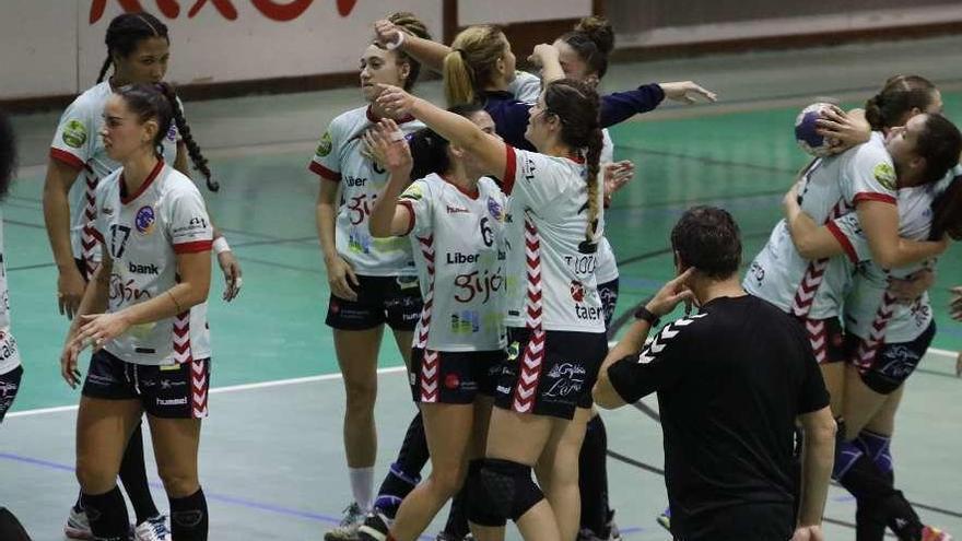 Las jugadoras del Liberbank Gijón celebran su victoria ante el Atlético Guardés.