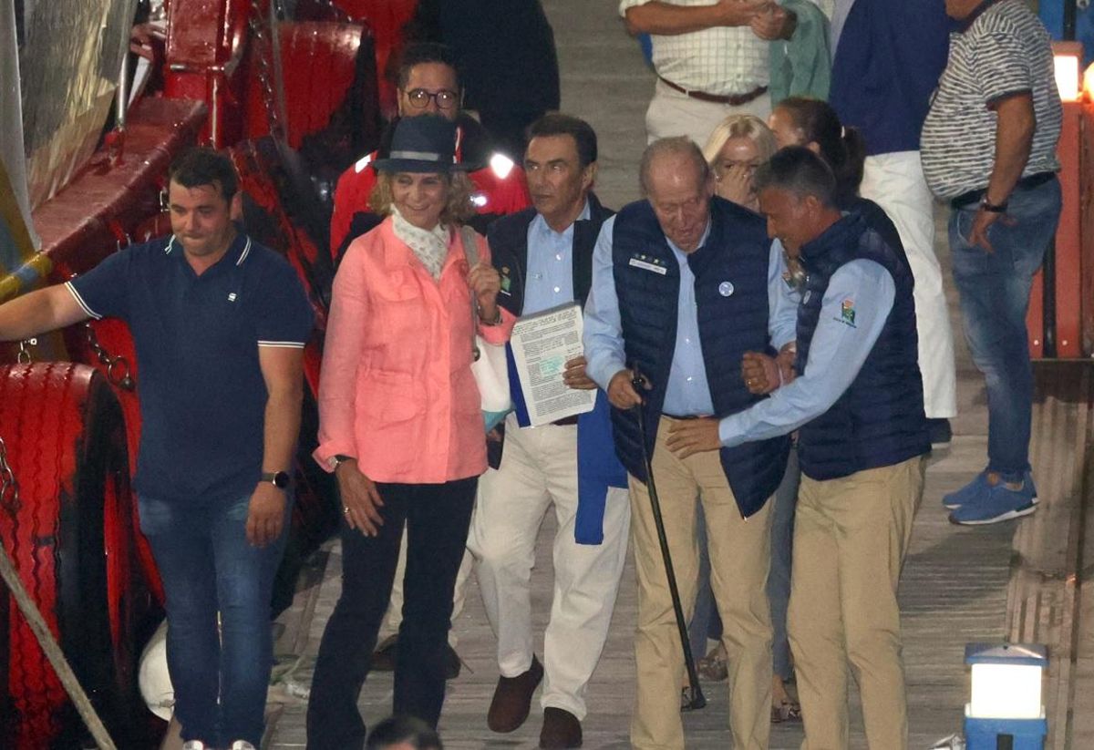 La infanta Elena, Pedro Campos y el rey emérito, tras la cena en el mar