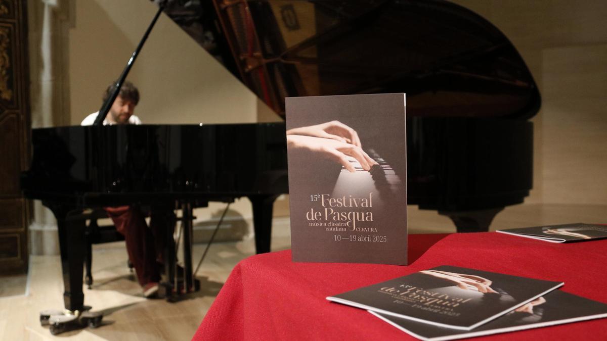 Cartell del 15è Festival de Pasqua de Cervera amb el pianista i compositor Carles Marigó al fons