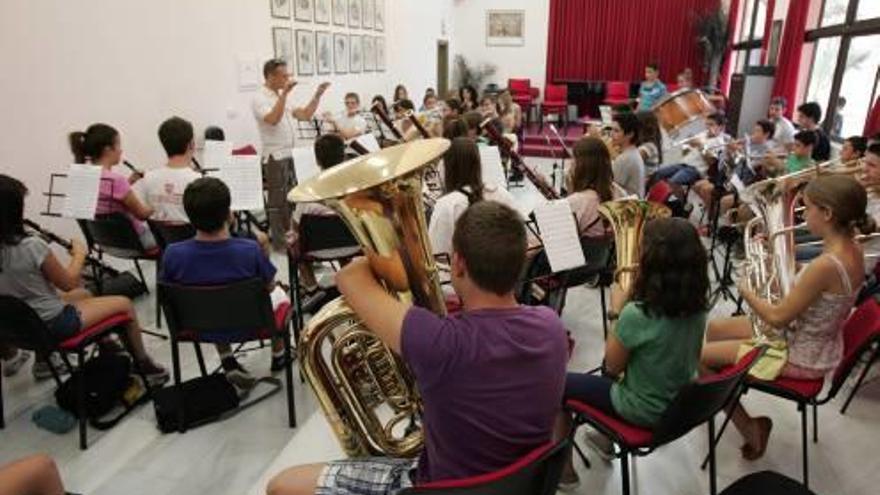 Las Escuelas de Música deben regular la figura del colaborador voluntario y del personal laboral.