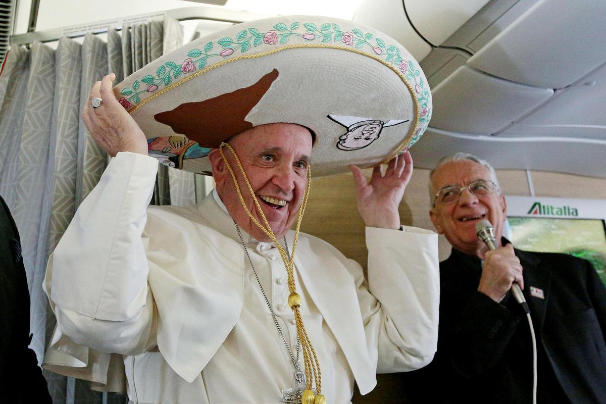 El Papa Francisco con un sombrero mexicano tradicional, regalo de un periodista de ese país, en un vuelo a La Habana, el 12 de febrero del 2016.