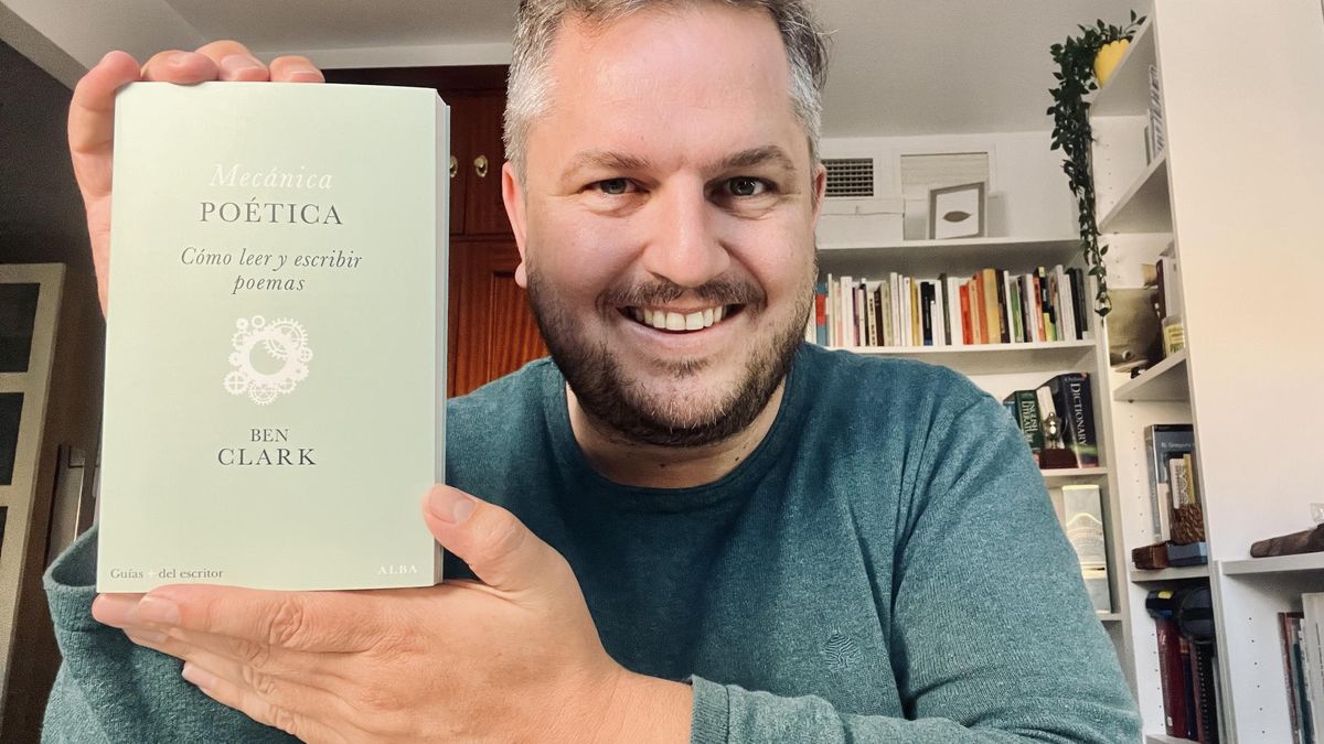 El poeta Ben Clark con 'Mecánica poética', en su casa, en Mérida.