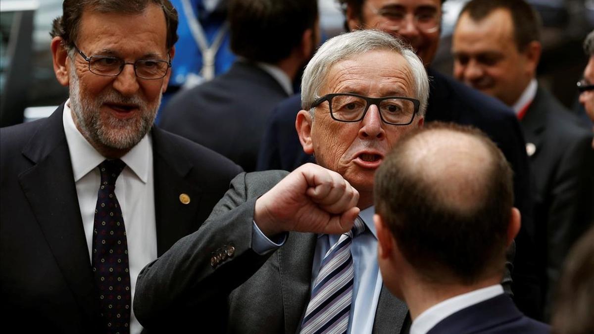 El presidente en funciones Mariano Rajoy, este martes en Bruselas junto al máximo responsable de la Comisión, Jean Claude Juncker