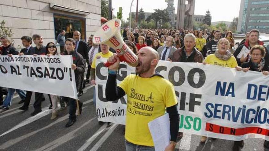 Los abogados se manifiestan por el centro de Vigo.//