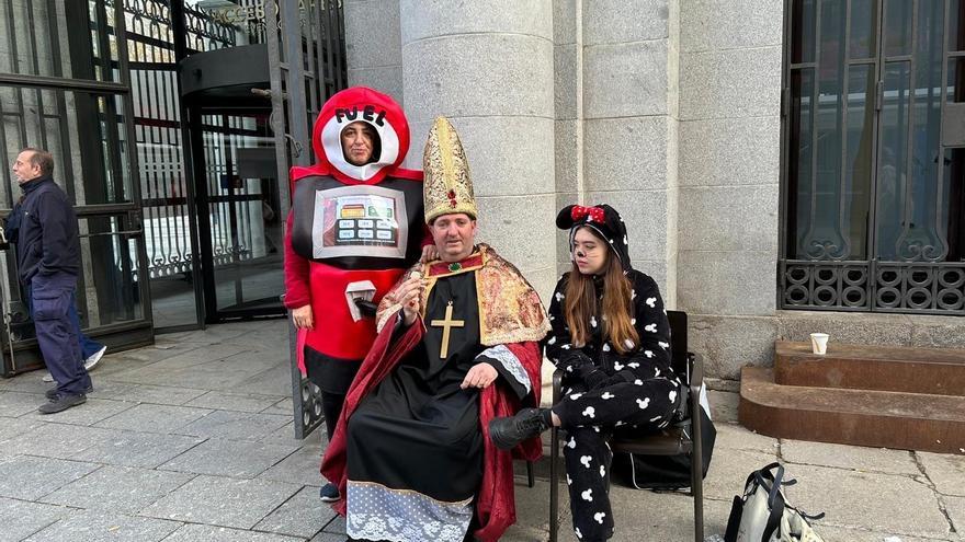 Una familia de Castellón hace tres días de cola para ver en Madrid el sorteo de la Lotería de Navidad