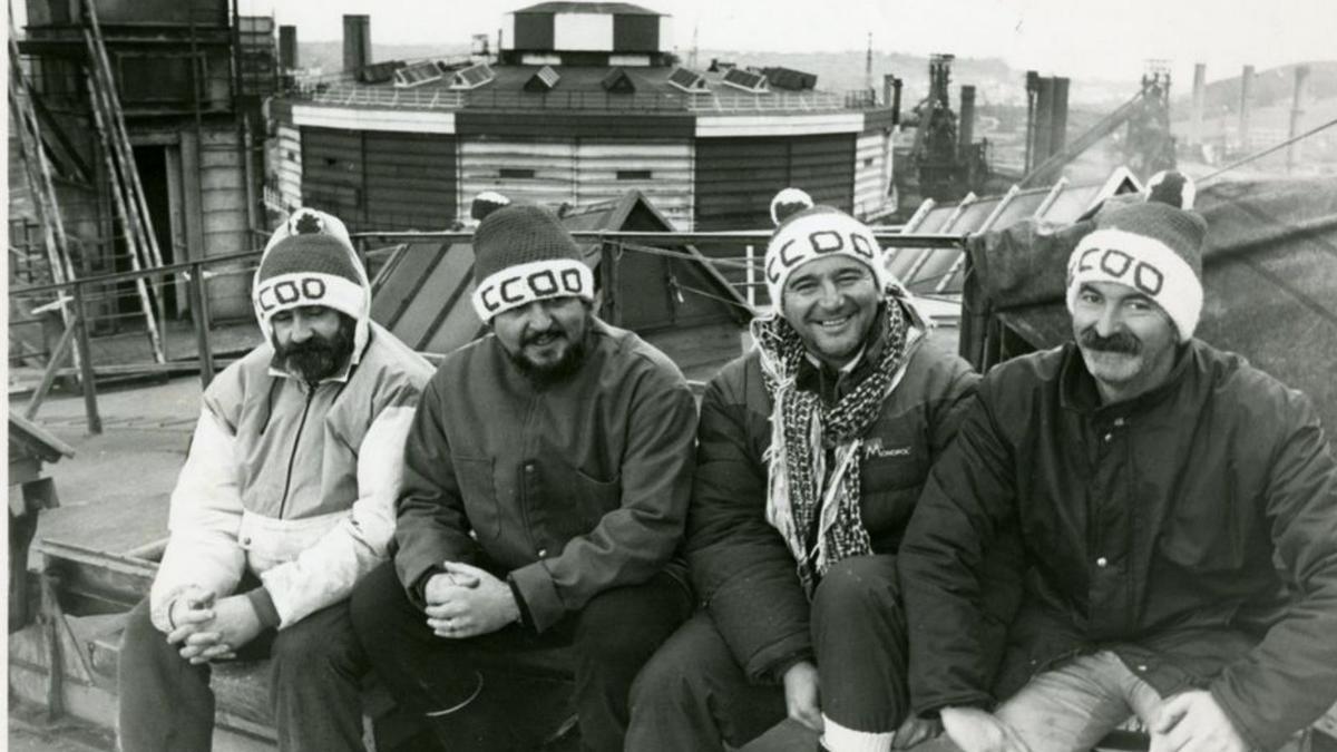 Anselmo Alonso, Chus Rodríguez, Avelino Fernández y Tino González, en lo alto del gasómetro. | J. Galarraga