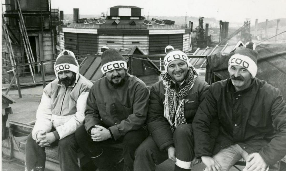 Desde abajo, Anselmo Alonso, Tino González, Chus Rodríguez y Avelino Fernández, en lo alto del gasómetro. | J. Galarraga
