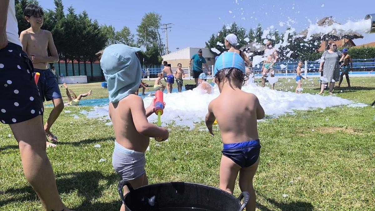 GALERIA | Fiesta de la espuma en San Cristóbal de Entreviñas