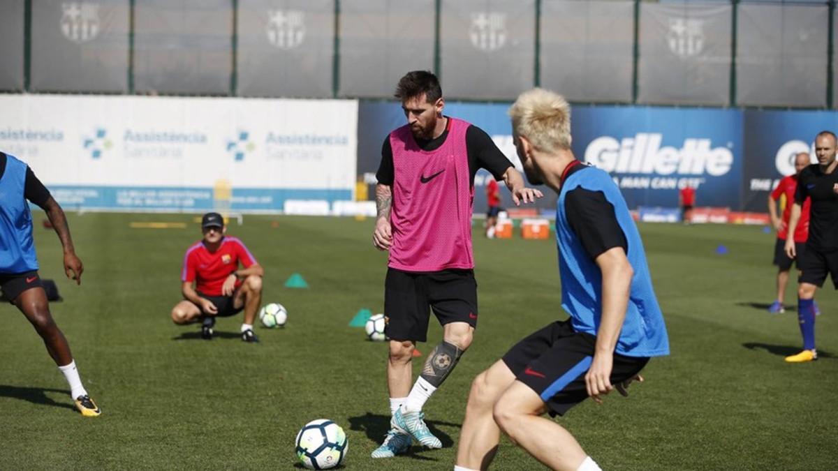 Leo Messi e Ivan Rakitic durante el entrenamiento del Barça de este viernes