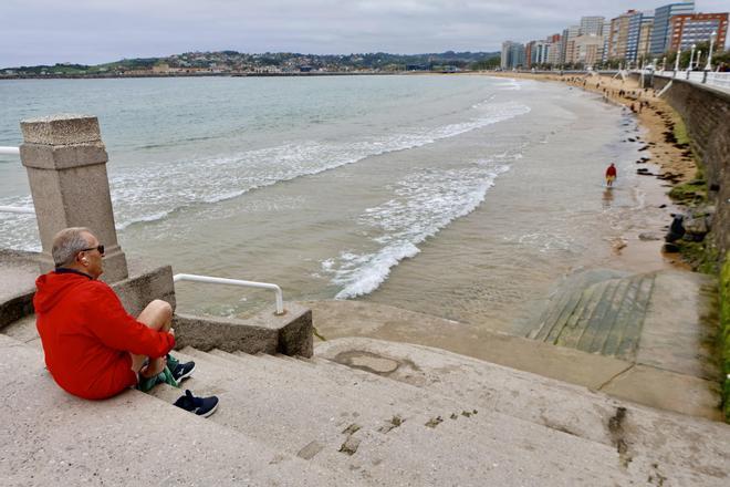 Los bañistas habituales de Gijón esperan por la llegada de los socorristas (en imágenes)