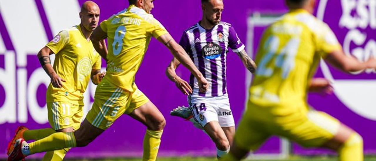 Jugadores del Badajoz intentan cortar un avance del Valladolid Promesas.