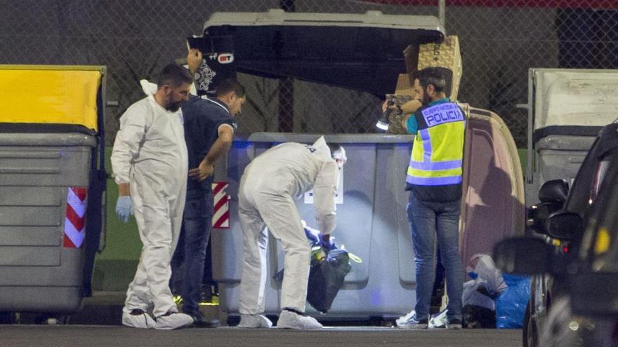 Agentes de la policía inspeccionan el interior del contenedor donde fue hallado el pequeño.