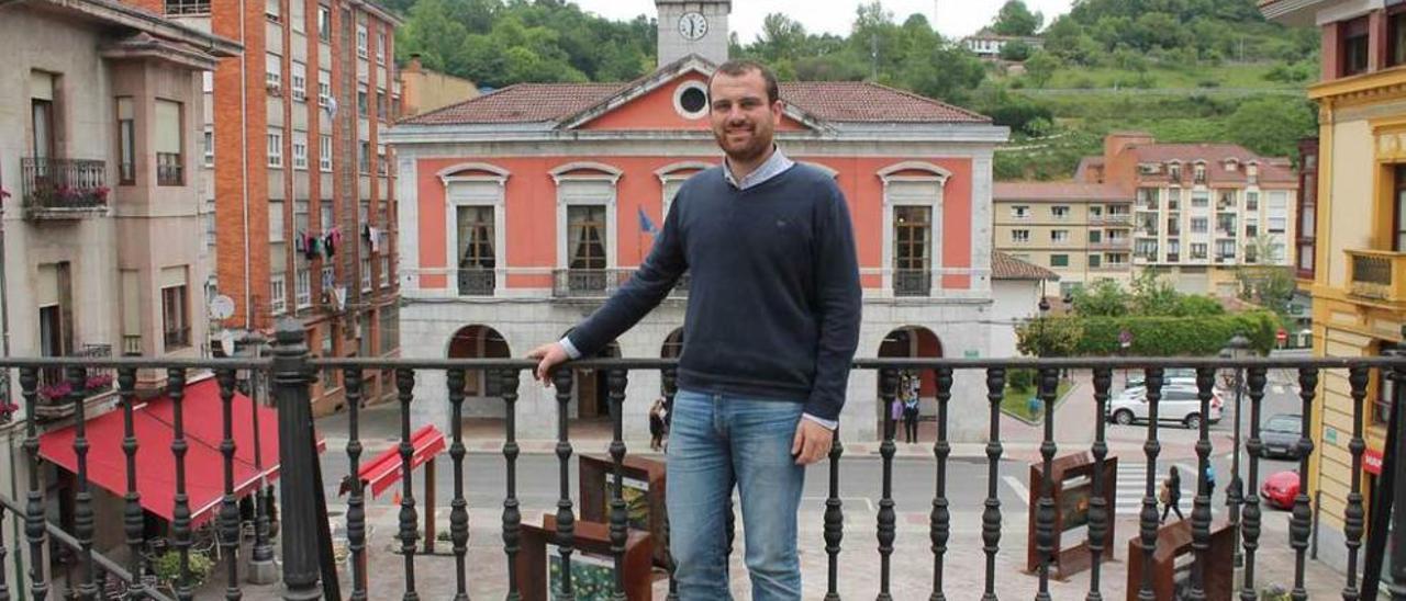 Iván Allende, ayer, en Infiesto, con el Ayuntamiento de Piloña al fondo.