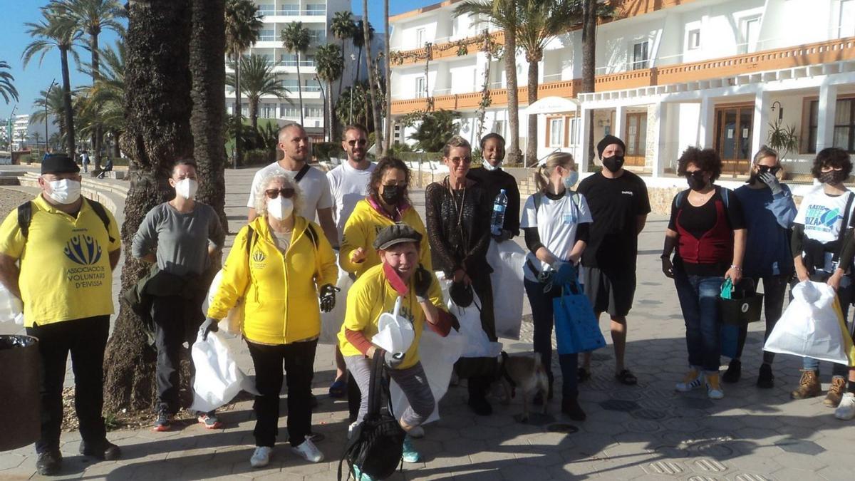 El grupo de voluntarios, ayer en el paseo de ses Figueretes de Vila. | VOLUNTARIS D’EIVISSA