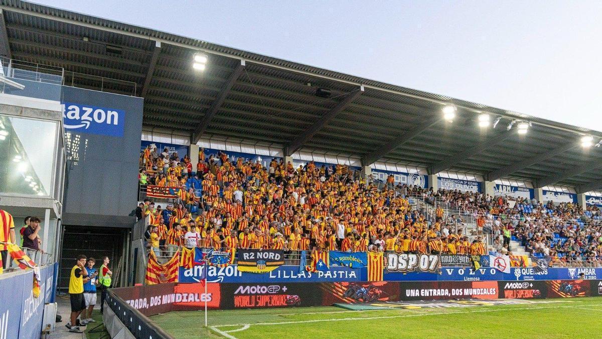 Imagen de los aficionados del Sant Andreu en el fondo de El Alcoraz.