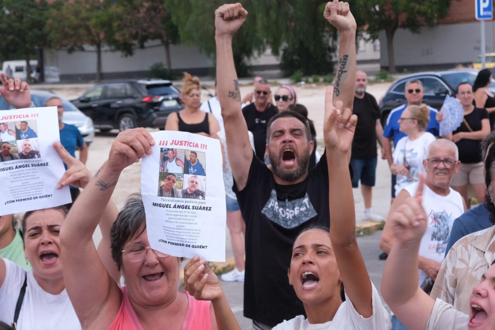 Protesta en los juzgados de Elche por la muerte de un detenido en Comisaría