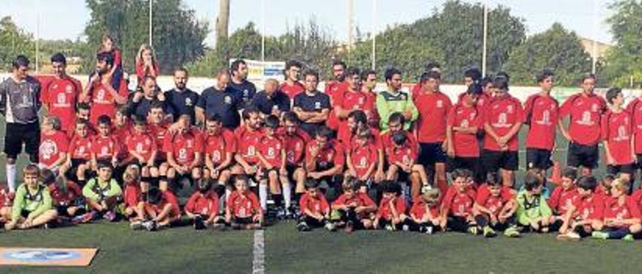 Imagen de familia de todos los componentes del Sineu que posaron al finalizar la multitudinaria presentación que se realizó en Son Matgí.