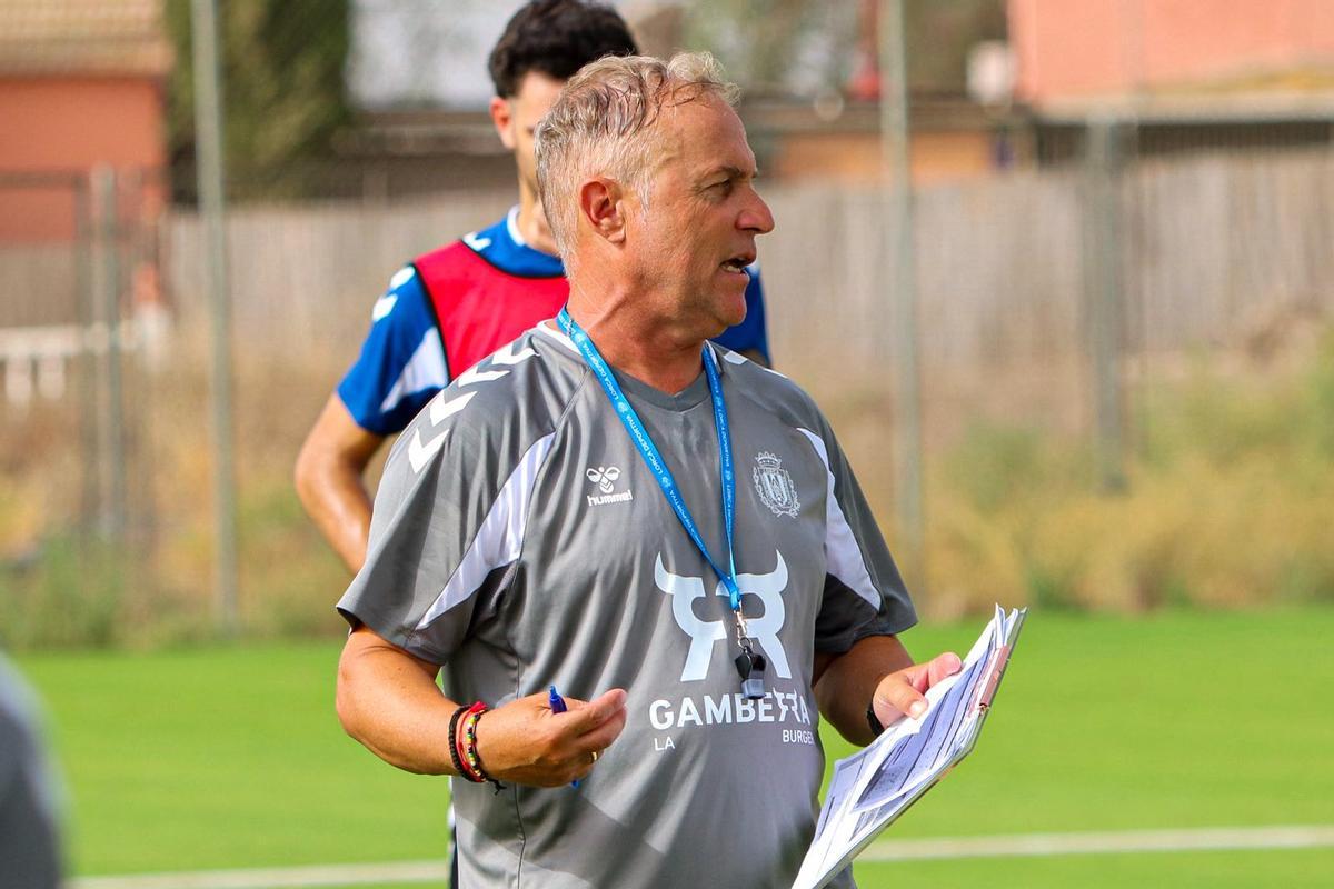 Sebas López, entrenador del Lorca Deportiva, en un entrenamiento