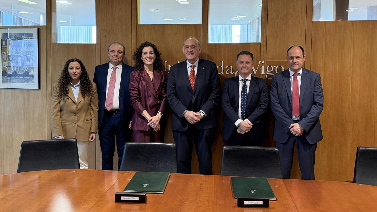 Manuel J. Reigosa, cuarto pola esquerda, con Nicolás Esmorín Cendón, á súa dereita, durante a reunión na que asinaron o convenio de colaboración.