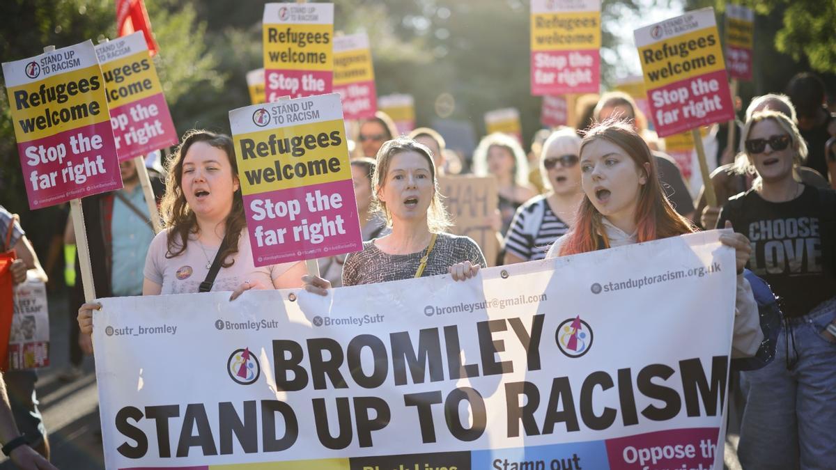 Manifestantes antiracistas protestan contra la ultraderecha británica, que quiere restringir el derecho de asilo.