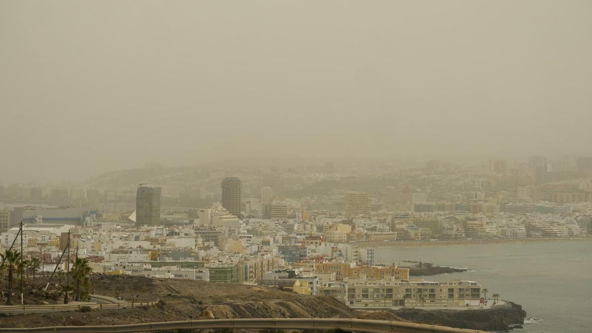 Día con calima en Las Palmas de Gran Canaria.