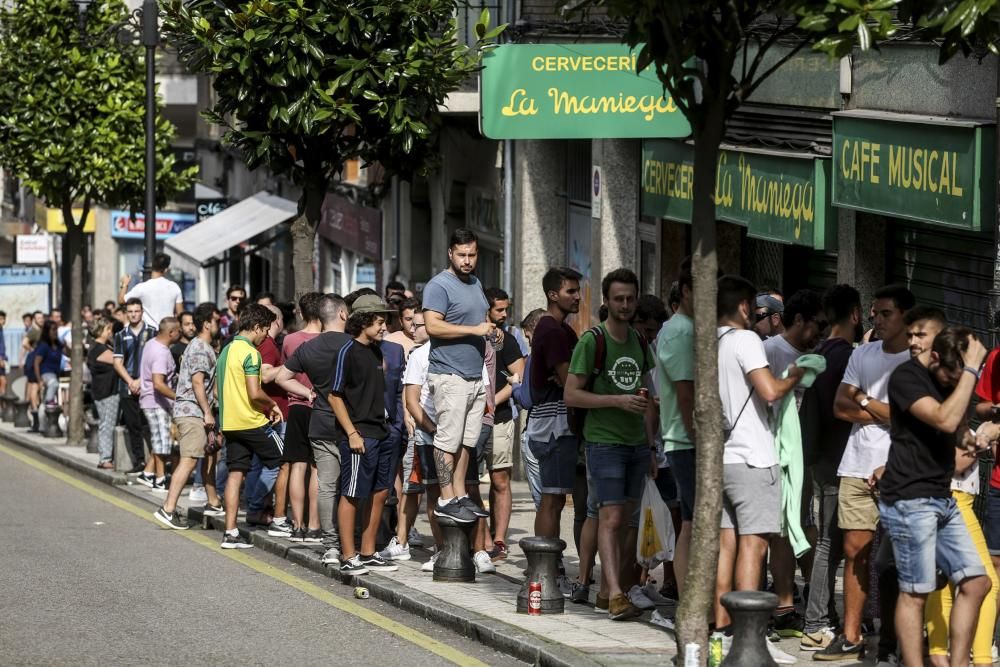 Cola para las entradas del Sporting- Oviedo