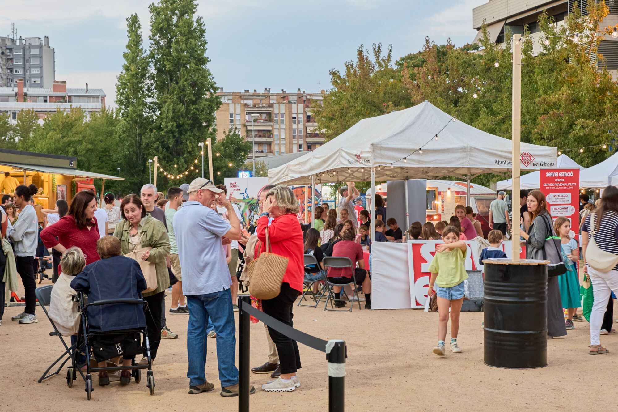 Fira La Mosquitera amb mostres d'artistes emergents, actuacions musicals i espectacles de màgia i foc.