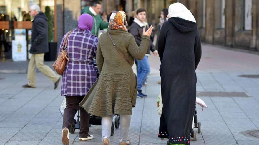 Tres mujeres extranjeras en la plaza de la Peregrina. // G. Santos