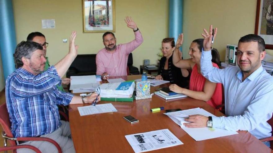 Votan en junta de gobierno, el alcalde Marcos Besada, el edil de Hacienda José Luis González, la teniente de alcalde Loli Castiñeira, y los ediles Tere Pérez y Miguel González, ayer. // D.P