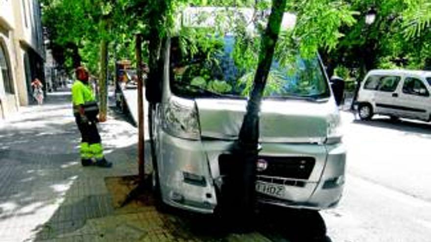 Un camión embiste a una autocaravana aparcada en la avenida de España