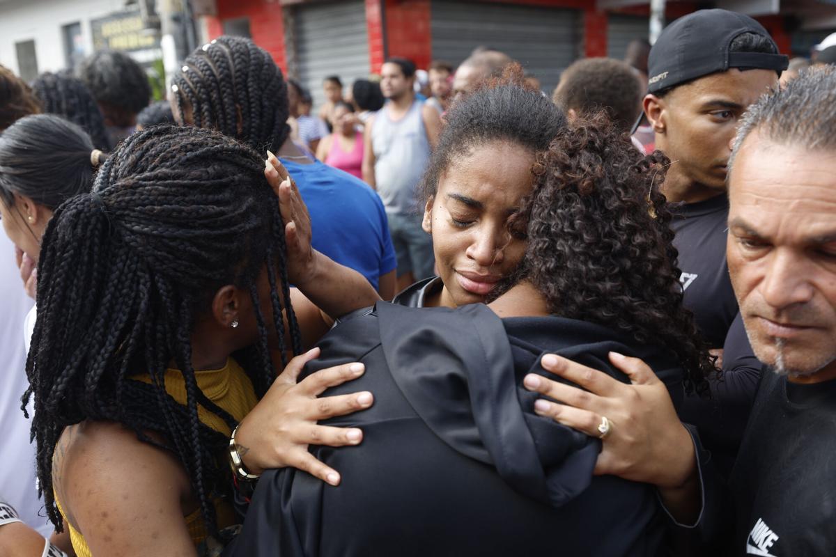 ATENCIÓN EDITORES: CONTENIDO GRÁFICO EXPLICITO AME3043. RÍO DE JANEIRO (BRASIL), 29/10/2025.- Personas lloran en una calle donde se encuentran cuerpos sin vida este miércoles, en Río de Janeiro (Brasil). Al menos 40 cuerpos sin vida fueron encontrados por los habitantes de las favelas de Río de Janeiro que ayer fueron escenario de una letal operación policial y fueron colocados por los vecinos en una plaza del barrio de Penha, según pudo confirmar EFE, que acompañó el rescate de algunos de los cadáveres. EFE/ Antonio Lacerda. ATENCIÓN EDITORES: CONTENIDO GRÁFICO EXPLICITO