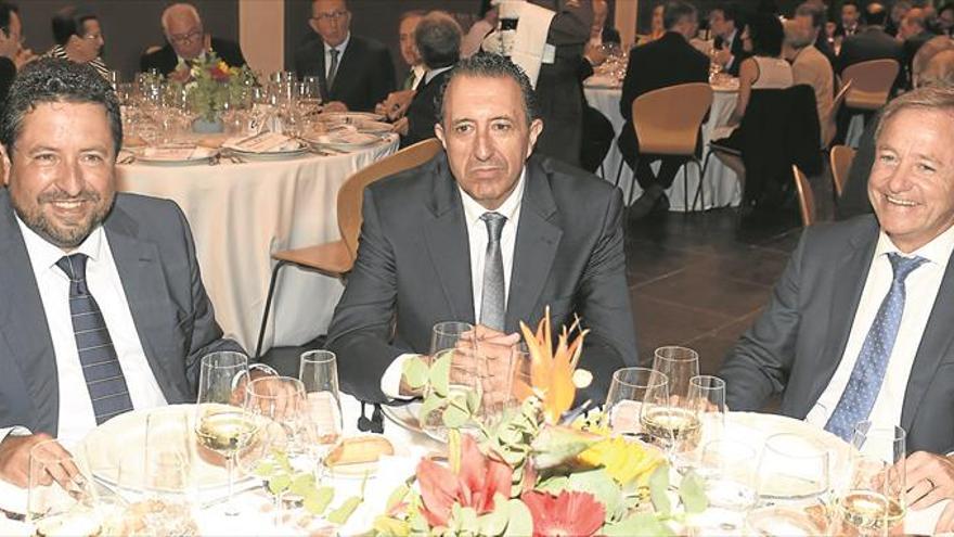 Puig presidió la XX gala de Empresa del Año Oltra y Marco, junto a José Luis Valencia El presidente de la Diputación, dando su apoyo