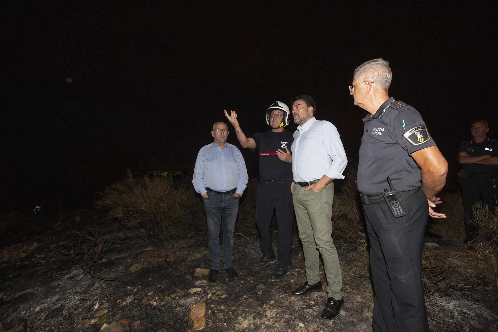 Así ha sido el fuego junto a El Palmeral de Alicante