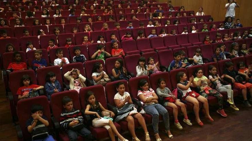 Los niños llenan el multiusos de Chapela, ayer. // Faro