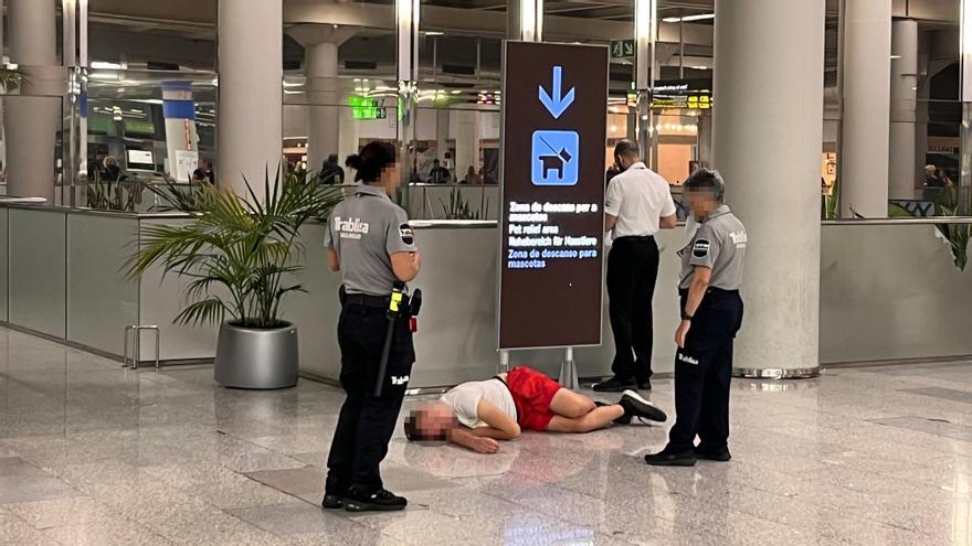 El turista tirado en el suelo de la terminal del aeropuerto de Palma