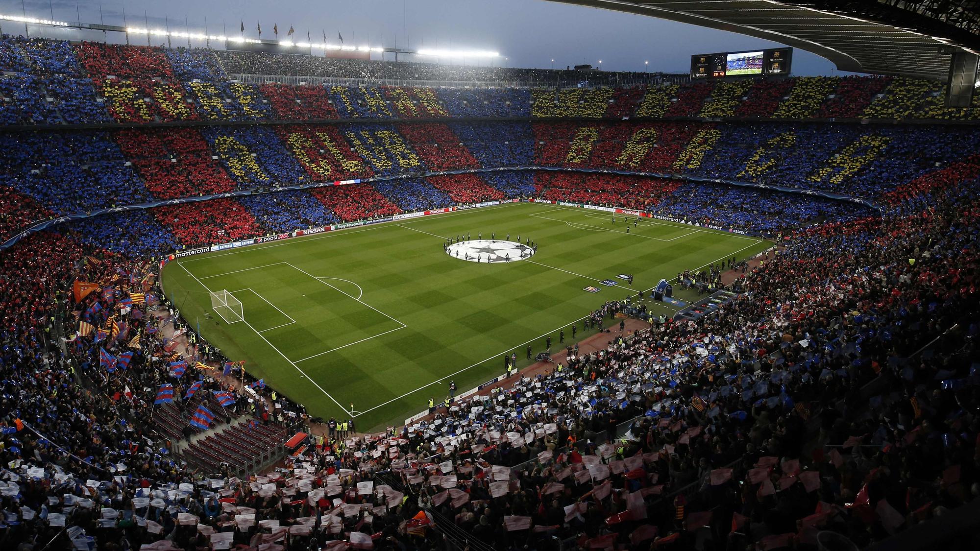 Spectators wait for the kick off before the UEFA Champions League quarter-final second leg football match FC Barcelona vs Juventus at the Camp Nou stadium in Barcelona on April 19, 2017. / AFP PHOTO / PAU BARRENA