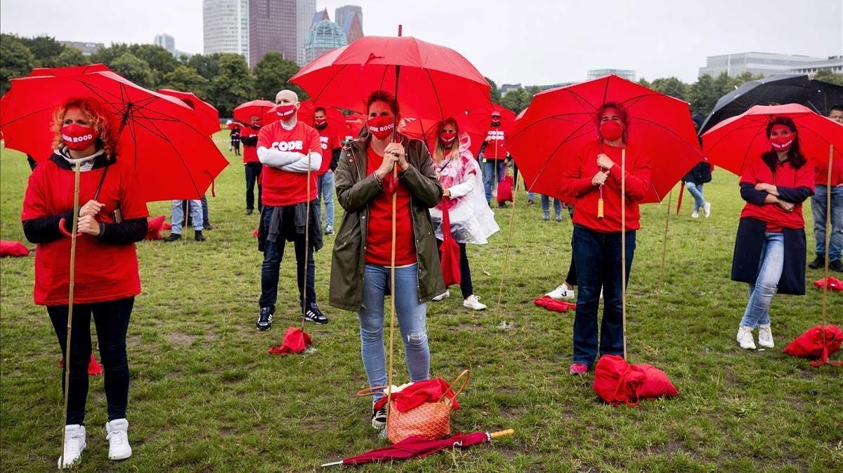 zentauroepp54639003 the hague  netherlands   25 08 2020   protesters wearing red200826093723