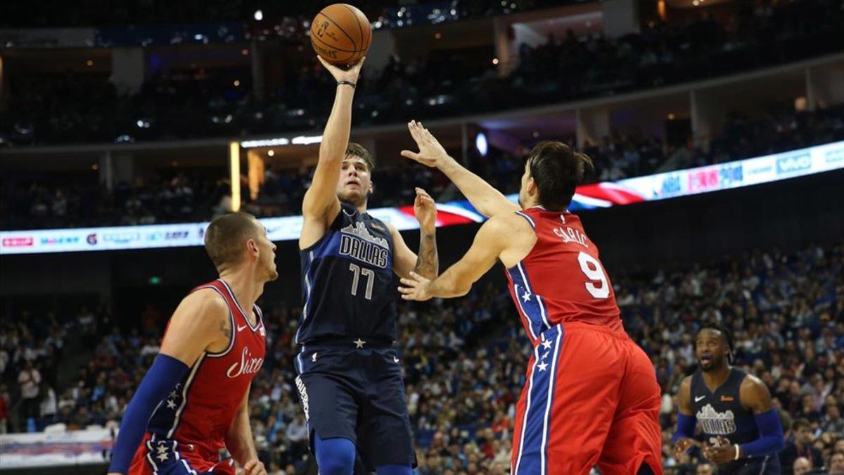 Luka Doncic fue el máximo anotador del duelo entre Dallas y 76ers