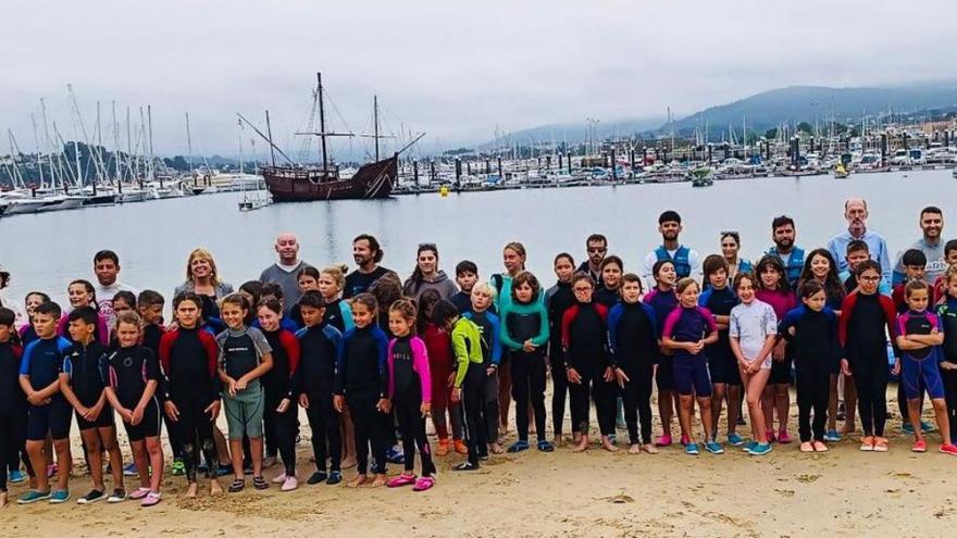 Decenas de escolares se inician en los deportes náuticos en Baiona