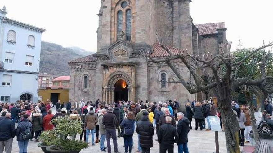 Asistentes ayer al funeral por Hugo Fernández.