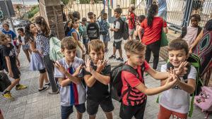 Un grupo de niños, minutos antes de entrar en el colegio.