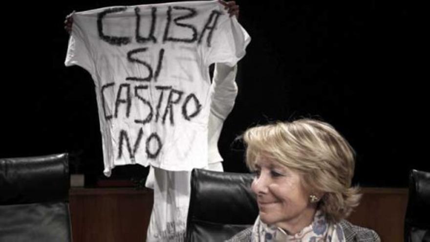Esperanza Aguirre, increpada por un grupo de castristas